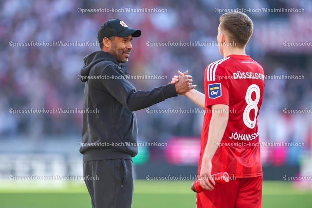 1FC23022502311 | 23.02.2025, Fußball, 1. FC Köln - Fortuna Düsseldorf, 2.. Fußball Bundesliga, 23. Spieltag, RheinEnergie-STADION, Saison 2024 2025: Cheftrainer Daniel Thioune (Trainer Fortuna Düsseldorf) bedankt sich nach dem Spiel bei Isak Johannesson (Fortuna Düsseldorf #8)DFB regulations prohibit any use of photographs as image sequences and or quasi-video.