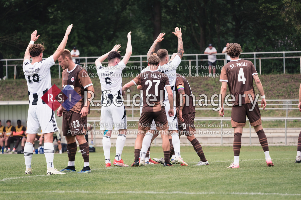 RS-1-059269 | Gedränge im Strafraum - Ede Mika Zimmermann (#18, ETSV), Johann von Knebel (#23, FCSP), Bujar Sejdija (#6, ETSV), Ols Backhaus (#27, FCSP), Tjorben Uphoff (#4, ETSV, Teamkapitän), Lennart Ken Appe (#4, FCSP) und andere Spieler warten auf den Eckball, die Eisenbahner mit erhobenen Armen.