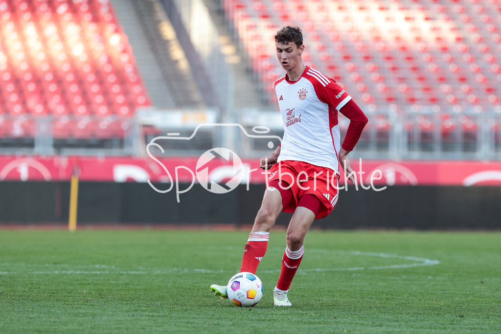 1. FC Nürnberg II - FC Bayern Amateure | am Ball Benedikt WIMMER (FCB #12) / Freisteller / Einzelfoto