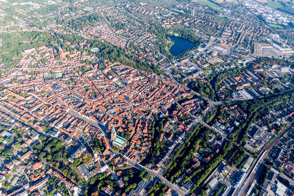 Luftbild: Altstadtbereich und Innenstadtzentrum in Lüneburg im Bundesland Niedersachsen in Deutschland. Foto: IMG_110385.jpg vom 18.08.2018 durch Werner Riehm/FLY-FOTO.de