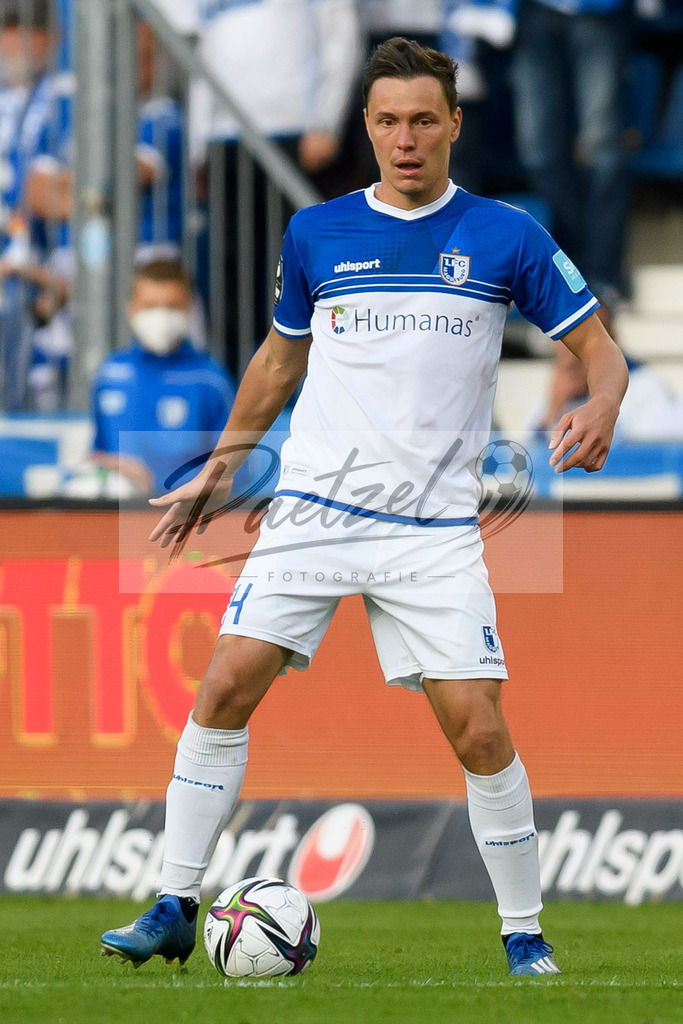 FCMFCK20210904_178 | Fussball, Herren: Alexander Bittroff (1. FC Magdeburg) in Aktion, am Ball, Einzelaktion beim Spiel der 3. Liga zwischen 1. FC Magdeburg und 1. FC Kaiserslautern in der MDCC-Arena am 04.09.2021 in Magdeburg, Deutschland.DFB / DFL REGULATIONS PROHIBIT ANY USE OF PHOTOGRAPHS AS IMAGE SEQUENCES AND/OR QUASI-VIDEO. - Realisiert mit Pictrs.com