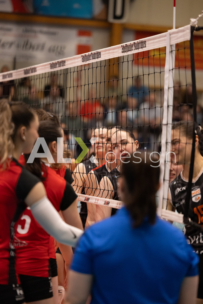 Volleyball I Frauen I Saison 2025-2026 I Volleyball NLA | Women I  Playoffs Finals 2/5 I  VC Kanti Schaffhausen - viteos NUC I  10.04.2026 | Spielerinnen klatschen sich ab - Realisiert mit Pictrs.com