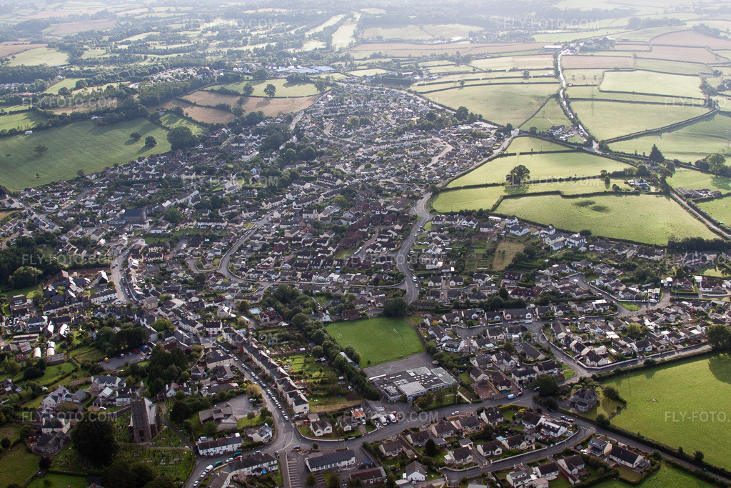 Aerial view: View of the town in Ipplepen in the state England, Great Britain. – Photo: IMG_19739.jpg taken on 07/25/2009 by Werner Riehm/FLY-FOTO.com – Resolution of the original: 4752 x 3168 px