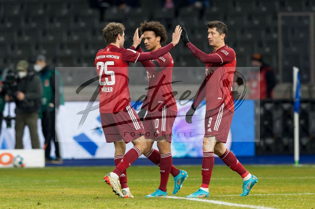 BSCFCB20220123_116 | Fussball, Herren: Leroy Sane (FC Bayern Muenchen) Torjubel, jubelt mit seiner Mannschaft nach dem Treffer zum 0:3 bei dem Spiel der 1. Bundesliga zwischen Hertha BSC und FC Bayern Muenchen im Olypiastadion am 23.01.2022 in Berlin, Deutschland.DFB / DFL REGULATIONS PROHIBIT ANY USE OF PHOTOGRAPHS AS IMAGE SEQUENCES AND/OR QUASI-VIDEO. - Realisiert mit Pictrs.com