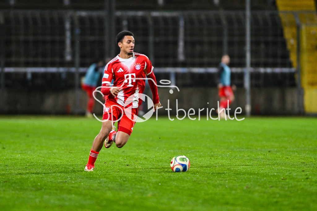 FC Bayern Amateure - SpVgg Unterhaching | MÜNCHEN, DEUTSCHLAND - 24. FEBRUAR: am Ball Vincent Ugo MANUBA (FC Bayern München II 21) / Einzelfoto / Freisteller während dem Spiel zwischen den Amateuren des FC Bayern München und der SpVgg Unterhaching am 25. Spieltag der Regionalliga Bayern im Grünwalder Stadion