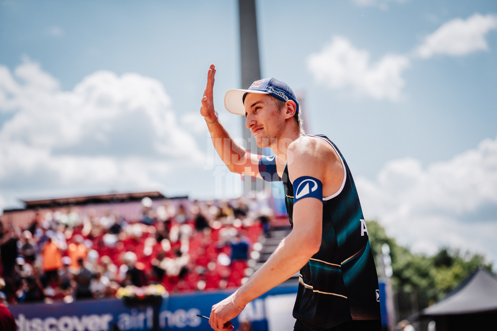 Beachvolleyball | Männer | Allianz German Beach Tour 2025 | Tourstop München | 11.07.2025 | Momme Lorenz beim Einlauf in das Stadion
