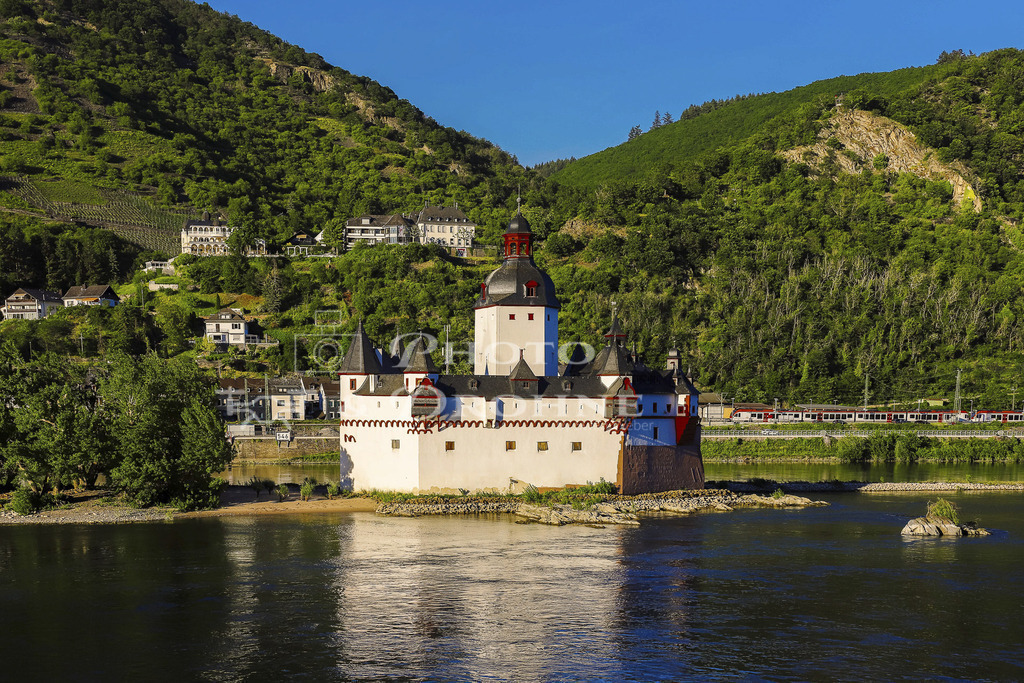 Pfalzgrafenstein-1280 | Doie ehemalige Zollburg Pfalzgrafenstein ist ein beliebtes Fotomotiv für alle Rheinreisenden, egal ob mit der Bahn, dem Schiff oder dem Auto. - Realisiert mit Pictrs.com