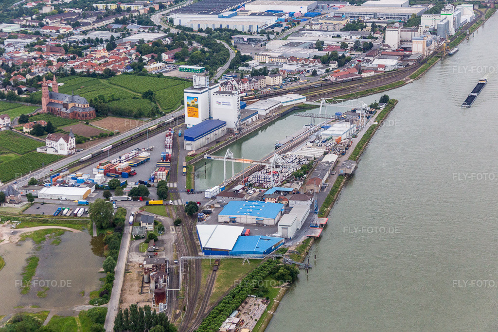 Luftbild: Kaianlagen und Schiffs- Anlegestellen am Hafenbecken des Binnenhafen der Rhenania Worms AG am Rhein in Worms im Bundesland Rheinland-Pfalz in Deutschland. Foto: IMG_091092.jpg vom 04.07.2016 durch Werner Riehm/FLY-FOTO.de