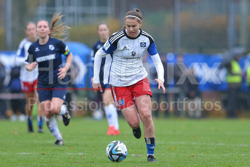 Fussball, 2. Frauen-Bundesliga, Hamburger SV - SC Sand | v.li.: Larissa Mühlhaus (Hamburger SV, 7) am Ball, Einzelbild, Ganzkörper, Aktion, Action, Spielszene, DIE DFB-RICHTLINIEN UNTERSAGEN JEGLICHE NUTZUNG VON FOTOS ALS SEQUENZBILDER UND/ODER VIDEOÄHNLICHE FOTOSTRECKEN. DFB REGULATIONS PROHIBIT ANY USE OF PHOTOGRAPHS AS IMAGE SEQUENCES AND/OR QUASI-VIDEO.