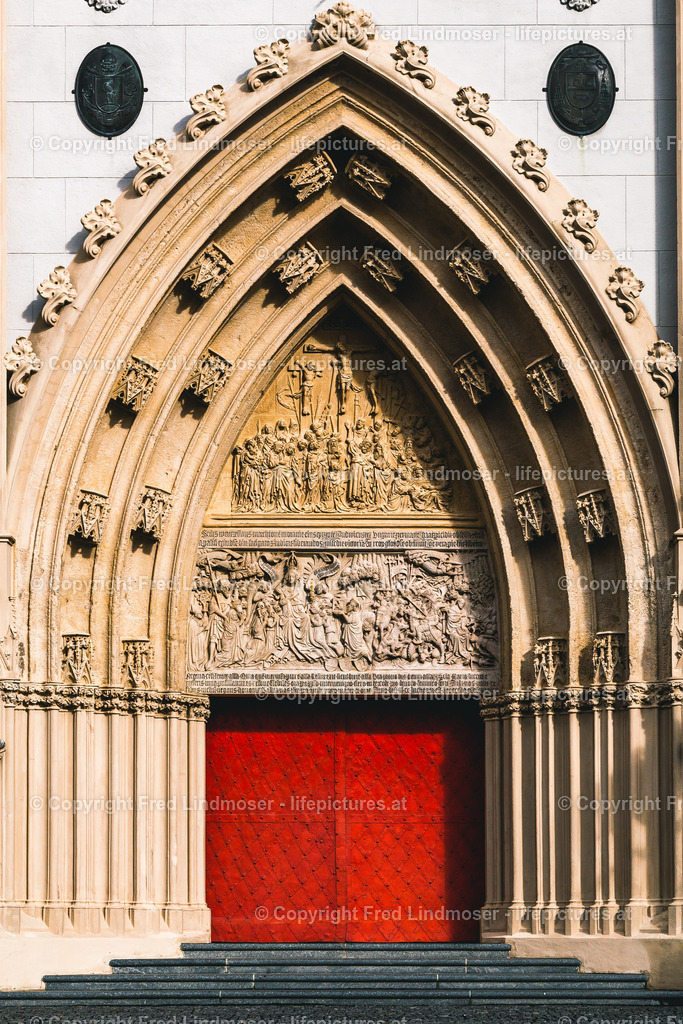 Basilika Eingang | Haupteingang der Basiilika - Realisiert mit Pictrs.com