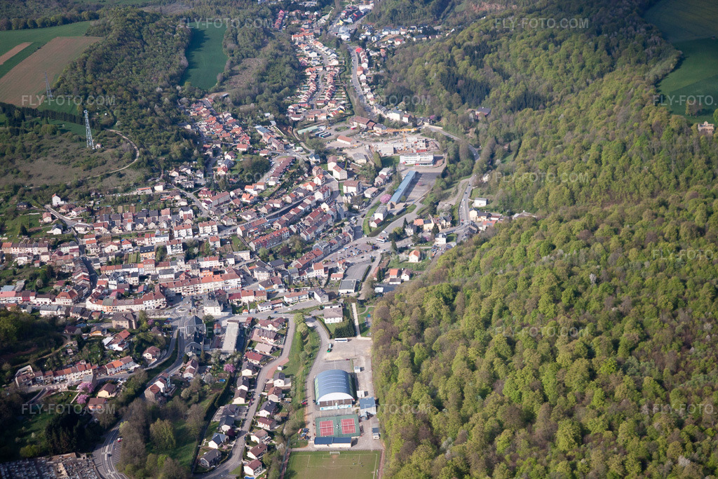 Aerial view: View of the town from the south in Ottange in the state Moselle, France. – Photo: IMG_39717.jpg taken on 04/16/2011 by Werner Riehm/FLY-FOTO.com – Resolution of the original: 4752 x 3168 px