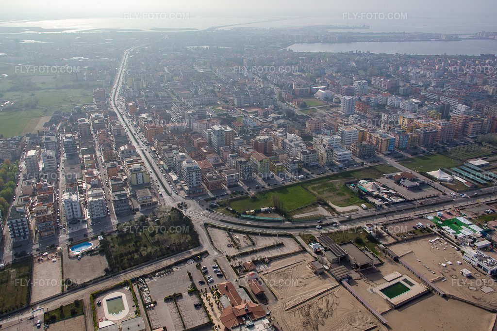 Aerial view: Sottomarina di Chioggia in Chioggia in the state Veneto, Italy. – Photo: IMG_087416.jpg taken on 04/06/2016 by Werner Riehm/FLY-FOTO.com – Resolution of the original: 5326 x 3551 px