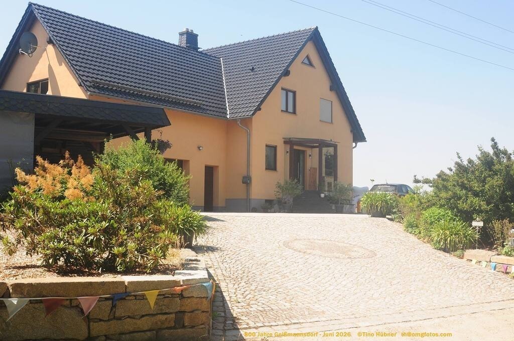 Geißmannsdorf-2026-Ortsbilder-232 | Geißmannsdorf bei Bischofswerda im Sommer 2026. Ein fotografischer Streifzug durch das Dorf Geißmannsdorf, mit Gebäuden, Straßen, Strohpuppen und geschmückten Vorgärten und Grundstücken anlässlich der 800-Jahr-Feier von Geißmannsdorf im Juni 2026 - Realisiert mit Pictrs.com