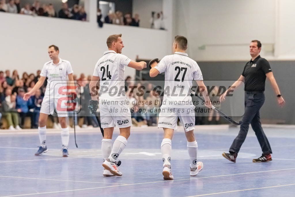 HK_20221203_101986 | 1. Bundesliga ( Halle ) Herren Düsseldorfer HC -  Schwarz Weiß Neuss am 3.12.2022 Düsseldorfer HC, Düsseldorf , Carsten Merge ( Schwarz Weiß Neuss #24 ) , Krystian Sudol ( Schwarz Weiß Neuss #27 )