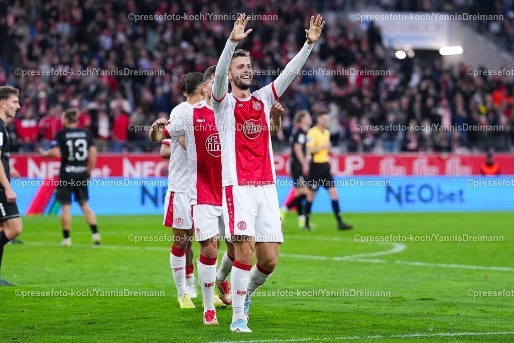 xYDRx02112501015 | 02.11.2025, xydrx, Fußball, 3.Liga, Rot-Weiss Essen - 1.FC Schweinfurt 05, Saison 2025 2026, Stadion an der Hafenstraße: Torjubel nach dem Tor zum 1:0 für Rot-Weiss Essen durch Torschütze Torben Muesel (Rot-Weiss Essen #26)   DFB regulations prohibit any use of photographs as image sequences and or quasi-video.