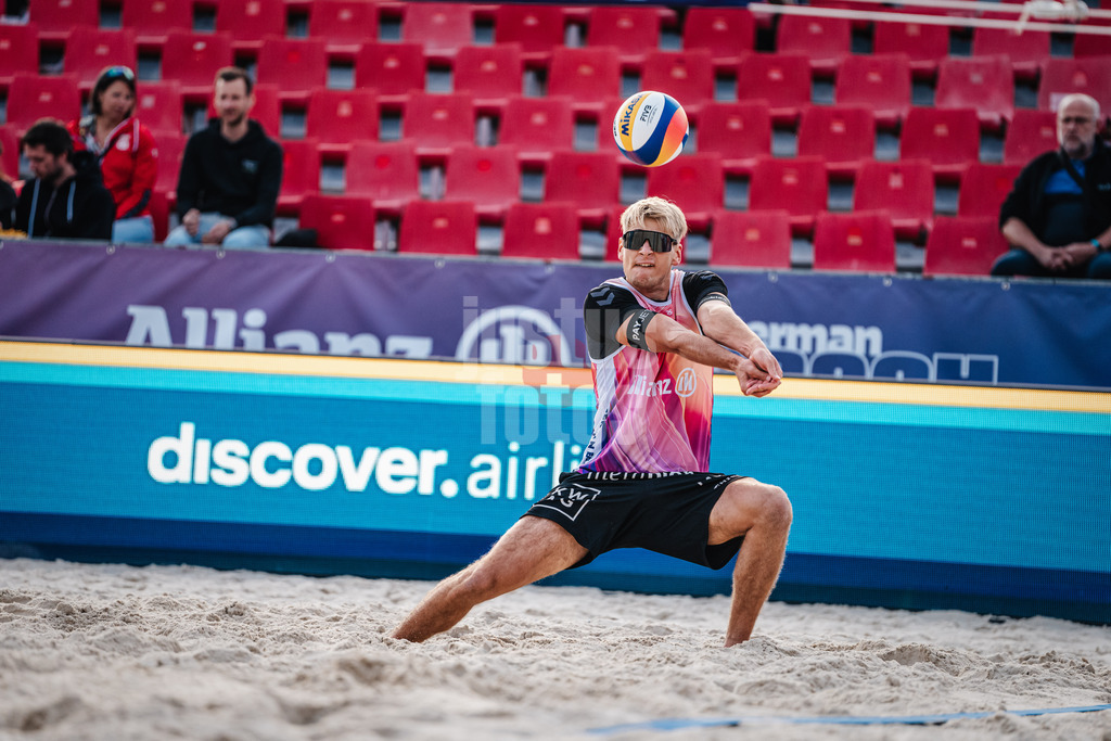 Beachvolleyball | Männer | German Beach Tour 2024 | Tourstop Bremen | 06.06.2024 | Simon Kulzer nimmt den Ball an