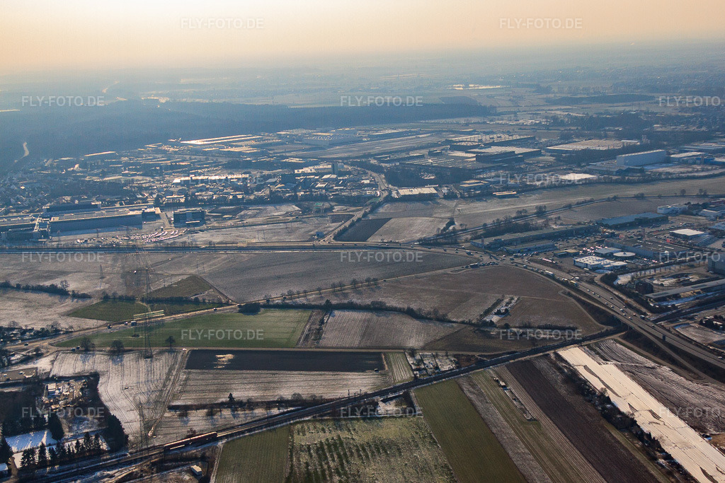 Luftbild: Verlauf der B35 am Saalbachkanal in Bruchsal im Bundesland Baden-Württemberg in Deutschland. Foto: IMG_48786.jpg vom 06.02.2012 durch Werner Riehm/FLY-FOTO.deAuflösung des Originals: 4434 x 2956 px