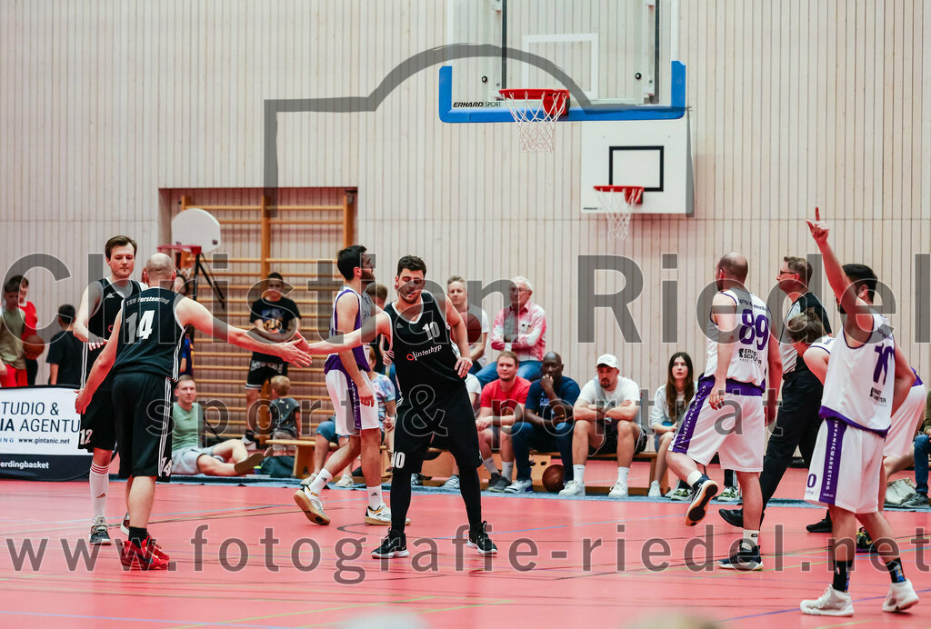 2022-05-15_067_SpVgg_Altenerding_gegen_TSV_Muenchen-Forstenried | Erding, Deutschland, 15.05.2022:
Basketball, Bezirksliga 2021 / 2022, Play-Offs, SpVgg Altenerding gegen TSV München-Forstenried, Endergebnis: 55:57

Felix Schuster (TSV München-Forstenried, #14), Tarek Lamar (TSV München-Forstenried, #10), Krsto Milivojevic (SpVgg Altenerding, #89)

Foto: Christian Riedel / fotografie-riedel.net