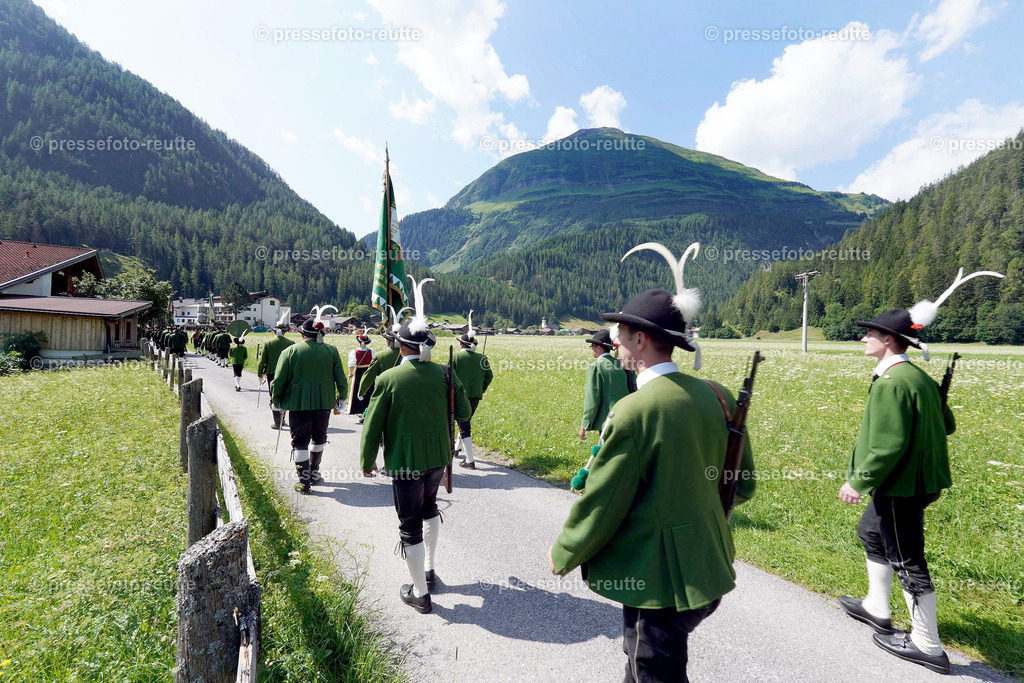 d-news-2023-Juli23-Regimentsschuetzenfest-UMZUG_Feld-ww-DSC02238 | Info aus dem Bezirk Reutte/Ausserfern Tirol sowie eine umfangreiche Bilddatenbank über die gesamte Region: Lechtal, Talkessel Reutte, Tannheimertal, Zwischentoren. Lech, Plansee, Zugspitze, Grenztunnel, B179, Fernpassstraße, Verkehr, Lawinen, Tradition, - Realisiert mit Pictrs.com