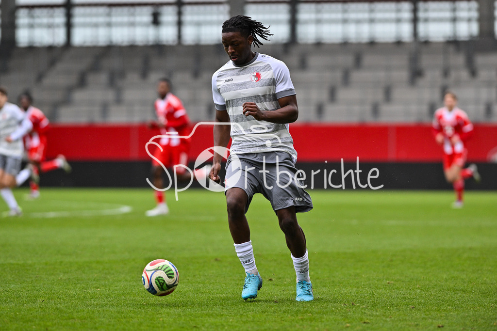 FC Bayern München - Berliner Athletik Klub | MUNICH, GERMANY - 21. FEBRUARY: am Ball Ryan YOUSI (Berliner AK U19 2) während dem Spiel zwischen der U19 des FC Bayern München und der U19 des Berliner Athletik Klubs am 3. Spieltag der DFB-U19 Nachwuchsliga am FC Bayern Campus