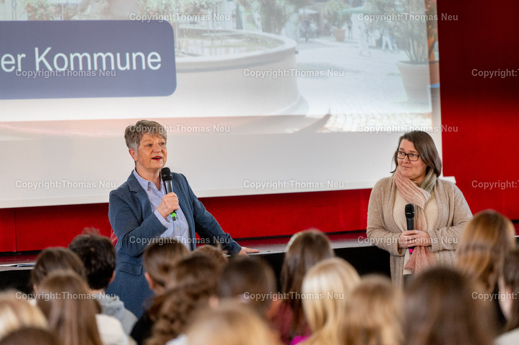 DSC_8529 | bbe, Goethe Gymnasium Bensheim, in der Mensa: "Was tun Sie für die Kinder und Jugendlichen in Bensheim, Frau Klein?" - Bürgermeisterin Christine Klein  steht der  Jahrgangsstufe 7 Rede und Antwort,,rechts die stellvertretende Schulleiterin Nicole Guthier,  Bild: Thomas Neu