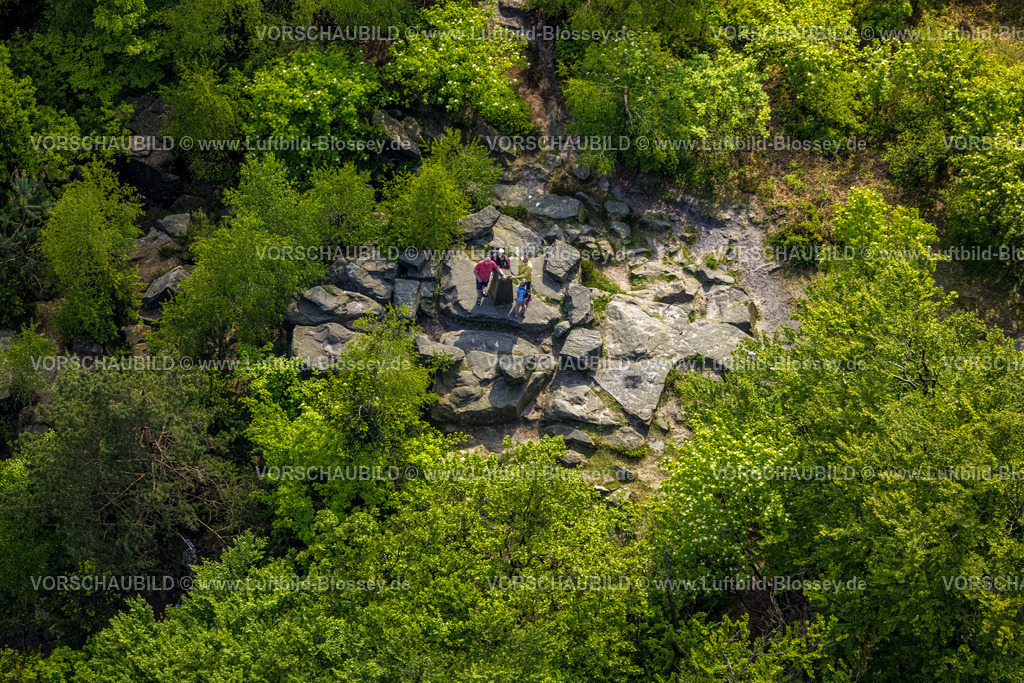 Horn-BadMeinberg240506047LippischerVelmerstot | Luftbild, Lippische Velmerstot Kuppe, Besucher und Wanderer auf einer Felsformation entdecken das Flugzeug des Fotografen, Teutoburger Wald, Leopoldstal, Horn-Bad Meinberg, Ostwestfalen, Nordrhein-Westfalen, Deutschland