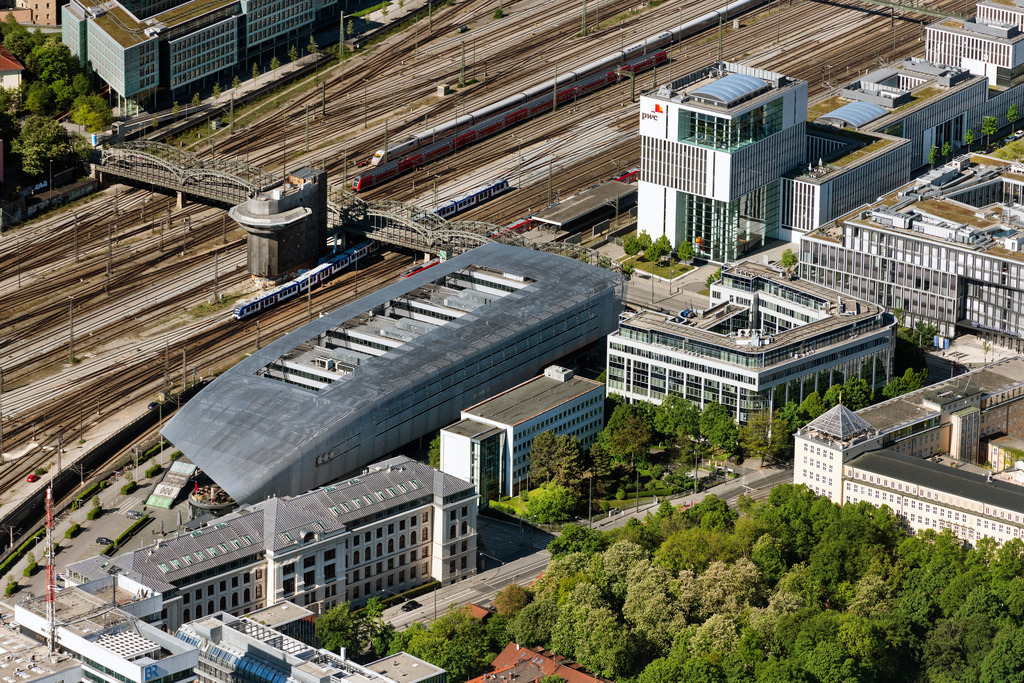 dr__0052758.jpg | MüNCHEN 07.05.2020 ZOB Omnibus- Bahnhofs- Terminal an Arnulfstraße der Verkehrsbetriebe im Ortsteil Ludwigsvorstadt in München im Bundesland Bayern, Deutschland. Weiterführende Informationen bei: ALPINE Bau CZ a.s.,  Auer Weber Assoziierte GmbH,  H-BAU Technik GmbH,  HOCHTIEF Aktiengesellschaft AG,  WealthCap Objekt Hackerbrücke GmbH & Co. KG. // Central Bus Station to Arnulfstrasse the Public Transportation in the district Ludwigsvorstadt in Munich in the state Bavaria, Germany. Further information at: ALPINE Bau CZ a.s.,  Auer Weber Assoziierte GmbH,  H-BAU Technik GmbH,  HOCHTIEF Aktiengesellschaft AG,  WealthCap Objekt Hackerbruecke GmbH & Co. KG. Foto: Daniel Reiter
