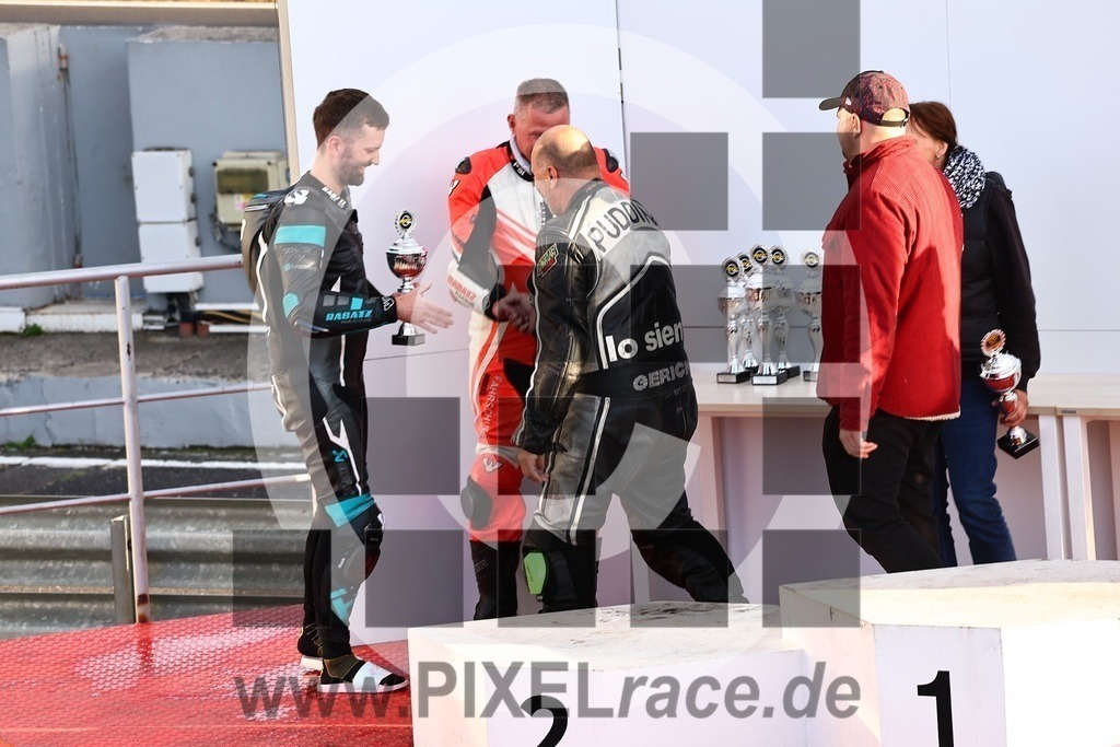 social-20250823_08027 | Schöne Erinnerungen an spannende Momente - das festzuhalten ist unser Job. PIXELrace.de ist seit 2003 auf den Rennstrecken Europas unterwegs um die Action draußen beim Fahren und die wunderbare Stimmung imm Fahrerlager für euch einzufangen.