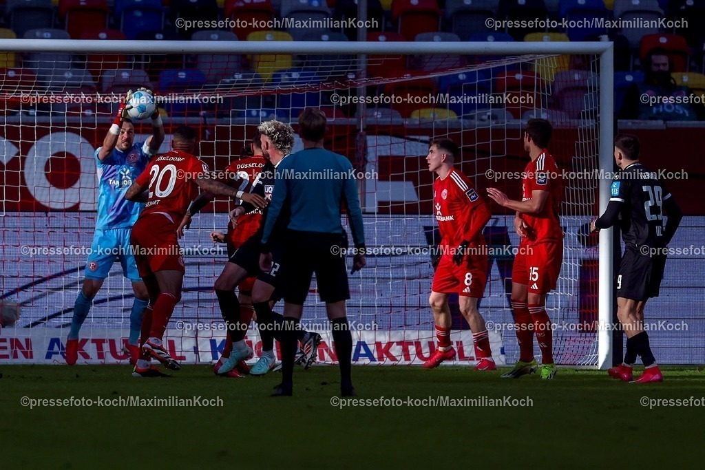 Due01022501079 | 01.02.2025, Fußball, Fortuna Düsseldorf - SSV Ulm 1846, 2.. Fußball Bundesliga, 20. Spieltag, Merkur Spiel-Arena, Saison 2024 2025: Torwart Florian Kastenmeier (Fortuna Düsseldorf #33) verteidigt das TorDFB regulations prohibit any use of photographs as image sequences and or quasi-video.