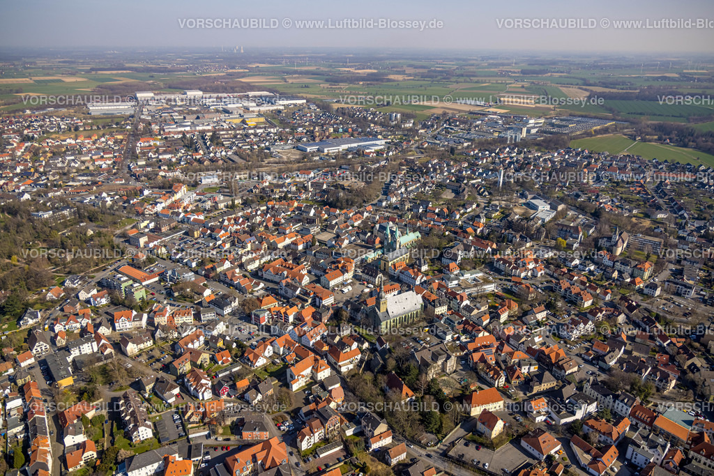Werl220301251 | Luftbild, Ortsansicht und Altstadt mit kath. Kirche St. Walburga, Alte Wallfahrtskirche und Wallfahrtsbasilika Mariä Heimsuchung, Werl, Soester Börde, Nordrhein-Westfalen, Deutschland