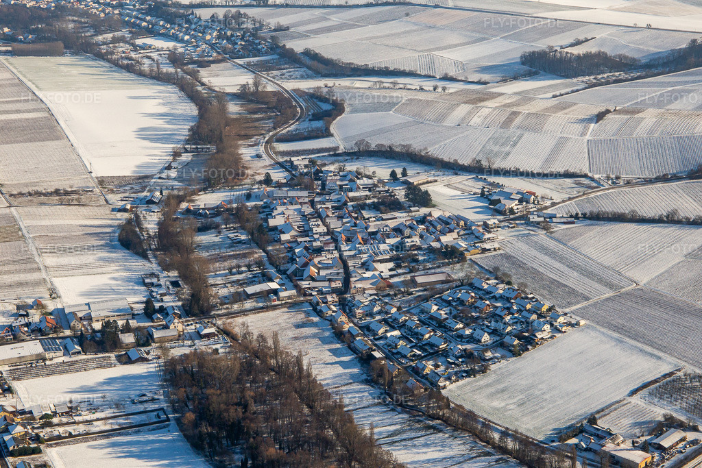Luftbild: Ortsansicht aus Westen im Winter im Ortsteil Heuchelheim in Heuchelheim-Klingen im Bundesland Rheinland-Pfalz in Deutschland. Foto: IMG_139933.jpg vom 20.01.2024 durch Werner Riehm/FLY-FOTO.de