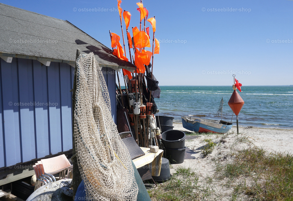 Kleine Fischerkate am Ostseestrand | Utensilien einer Fischerei lagern neben einer Kate am Strand von Sierksdorf an der Lübecker Bucht.