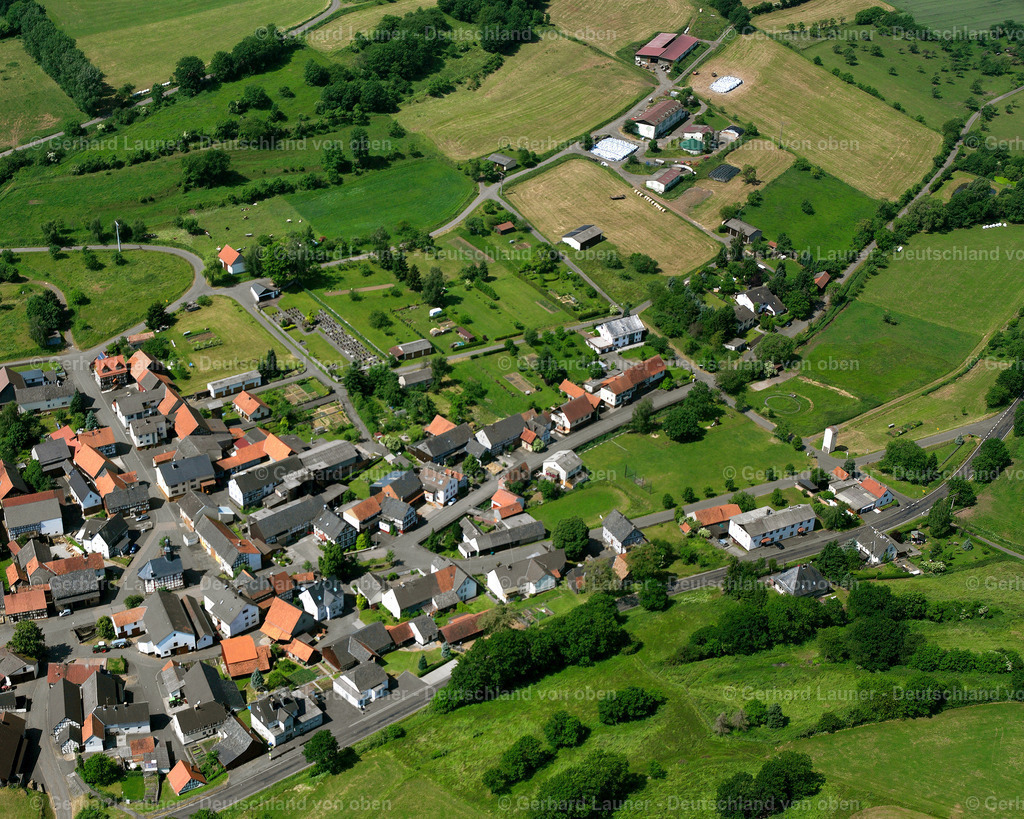 2614762 | UNTER-SEIBERTENROD 09.06.2006 Landwirtschaftliche Nutzflächen und Feldgrenzen  umsäumen das Siedlungsgebiet des Dorfes in Unter-Seibertenrod im Bundesland Hessen, Deutschland // Agricultural land and field boundaries surround the settlement area of the village  in Unter-Seibertenrod in the state Hesse, Germany Foto: Gerhard Launer