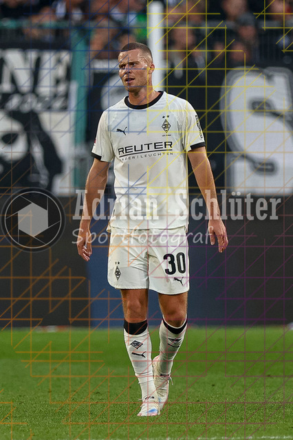Borussia Mönchengladbach vs Eintracht Frankfurt - Bundesliga  | Mönchengladbach, Deutschland, 27.09.25:   Nico Elvedi (Borussia Mönchengladbach) schaut waehrend des Spiels der Bundesliga zwischen Borussia Mönchengladbach vs Eintracht Frankfurt im Stadion im Borussia Park(Foto von Brauer-Fotoagentur / Adrian Schlueter)