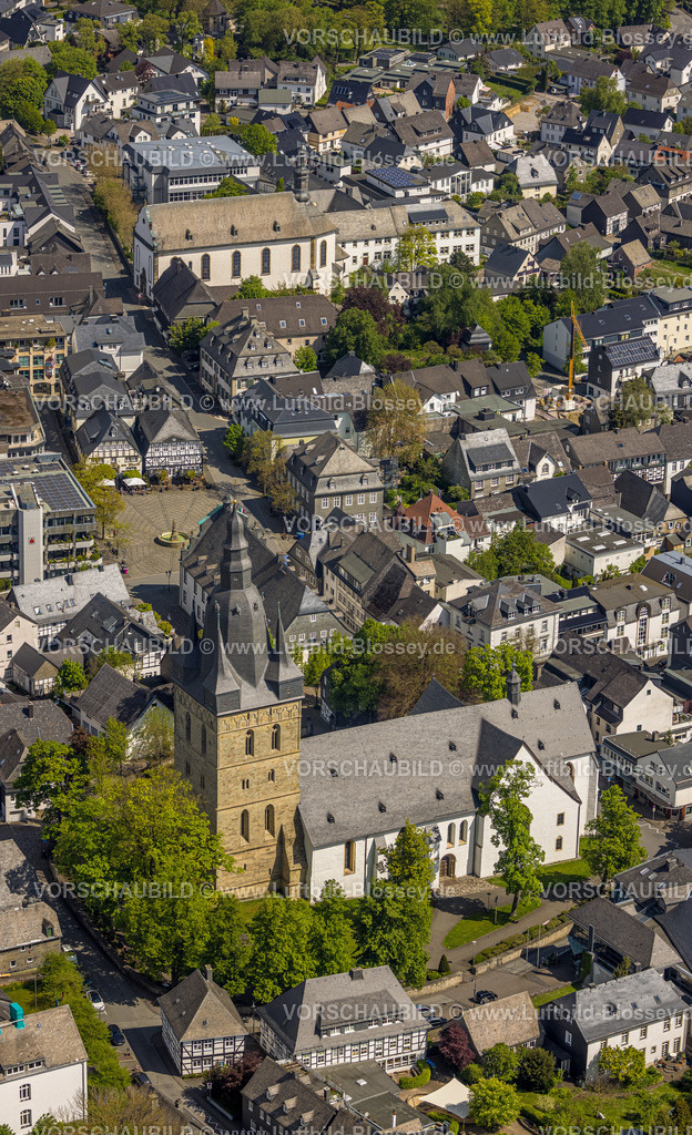Brilon240503373 | Luftbild, Ortsmitte, kath. Propsteikirche St. Petrus und Andreas mit Blick zum Marktplatz und AußenGastronomie, Fachwerkhäuser mit Restaurant Jägerhof und Café am Markt, hinten die St. Nicolaikirche, Brilon, Sauerland, Nordrhein-Westfalen, Deutschland