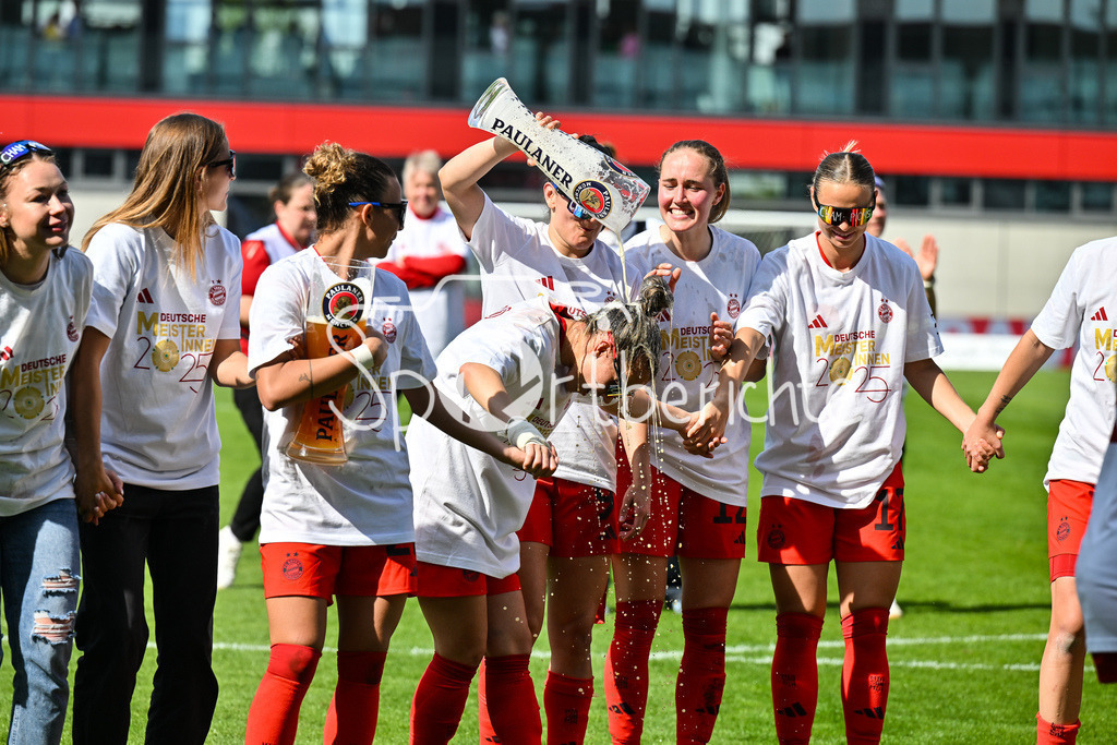 FC Bayern München - SC Freiburg | Die Spielerinnen des FC Bayern feiern die Meisterschaft nach dem Heimsieg gegen den SC Freiburg / Frauen Bundesliga: FC Bayern Muenchen - SC Freiburg, FC Bayern Campus am 27.04.2025 / Jovana DAMNJAVOVIC (FCB #9) gibt eine Bierdursche