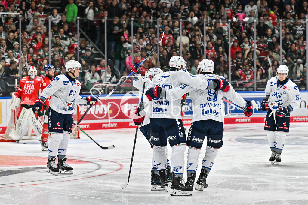 Augsburger Panther - Adler Mannheim | Jubel der Adler nach dem Treffer zum 2-2 durch Nicolas MATTINEN (Adler Mannheim 52) / Tor / Torschuetze / Freude / Happy / DEL: Augsburger Panther - Adler Mannheim; Curt Frenzel Stadion am 14.09.2025