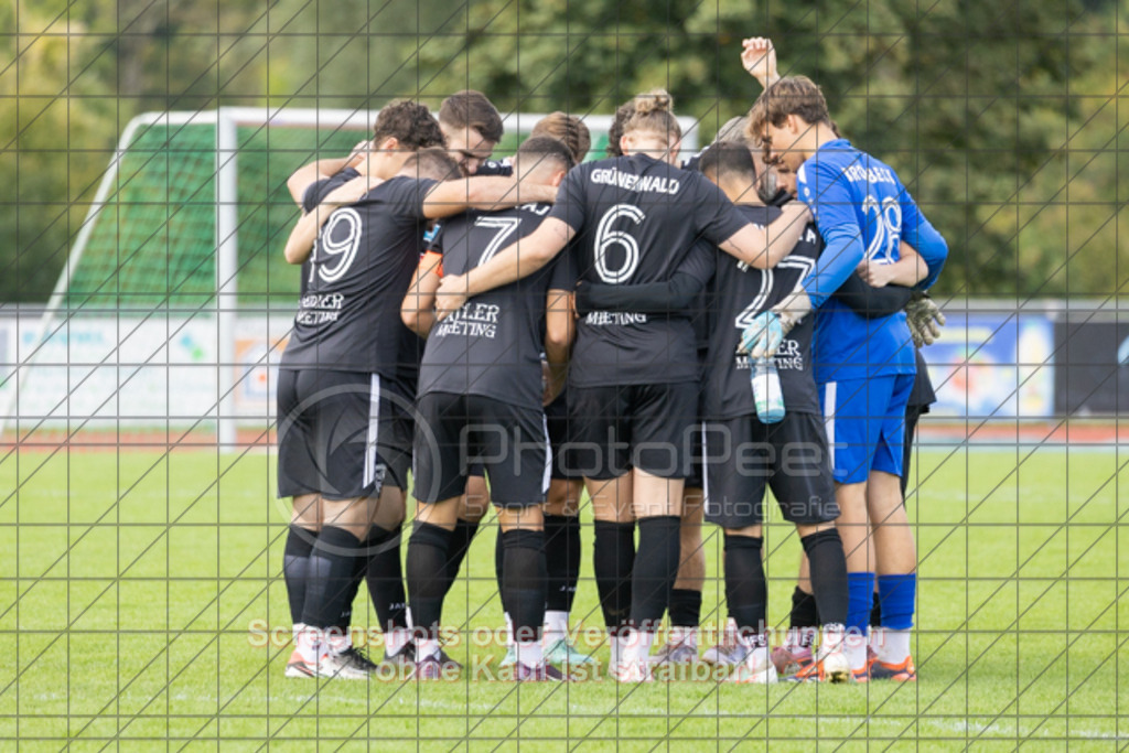 20250928_150247_0046 | #,1.FC Donzdorf (rot) vs. SV Ebersbach (schwarz), Fußball, Bezirksliga - Bezirk Neckar/Fils, 06. Spieltag, Saison 2025/2026, Rasenplatz Lautertal Stadion, Süßener Straße 16, 73072 Donzdorf, 28.09.2025 - 15:00 Uhr,Foto: PhotoPeet-Sportfotografie/Peter Harich