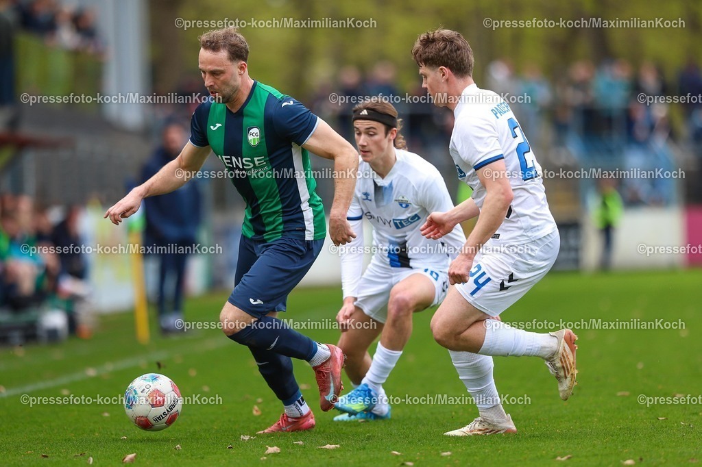 xKWIx12042601033 | 2026.04.12, xkwix, Fußball, Regionalliga West, FC Gütersloh -  SC Paderborn 07 II, Heidewaldstadion (Ohlendorf Stadion im Heidewald), 29.Spieltag, Saison 2025 / 2026: Julius Langfeld (FC Gütersloh #10) beim Zweikampf gegen Niklas Mohr (SC Paderborn II #24) und Bennit Broeger (SC Paderborn II #10) DFB regulations prohibit any use of photographs as image sequences and or quasi-video. Photo: xKamilxWilkowskixPressefotoKochx