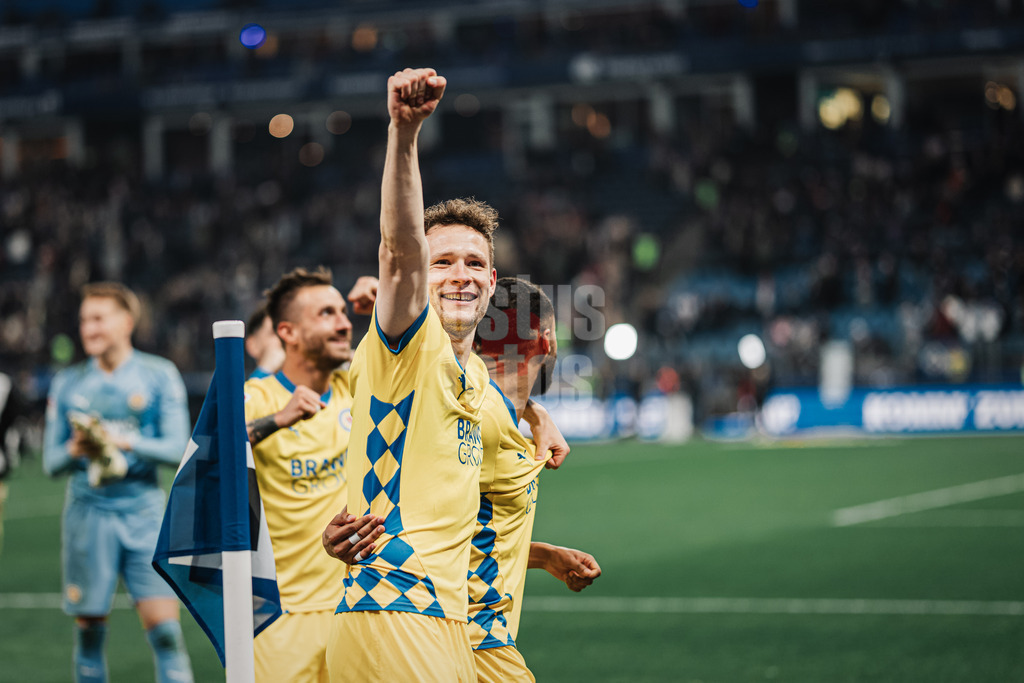 Fußball | Männer | Saison 2024/2025 | 2. Fußball-Bundesliga | 29. Spieltag | Hamburger SV vs. Eintracht Braunschweig | 11.04.2025 | Ermin Bicakcic (#6, Eintracht Braunschweig) jubelt nach dem Sieg