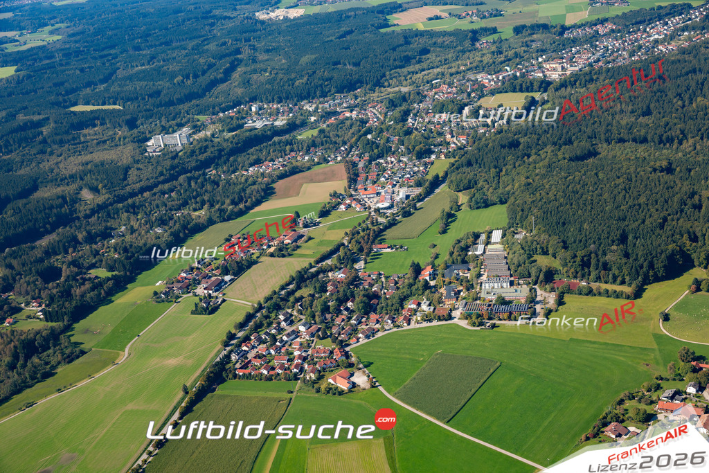 Die Luftaufnahme Ebersberger-Str - Kirchseeon wurde 2021 mittels Flugzeug (keine Drohne) erstellt. Hohe Auflösung -für große Poster und Wandbilder geeignet!