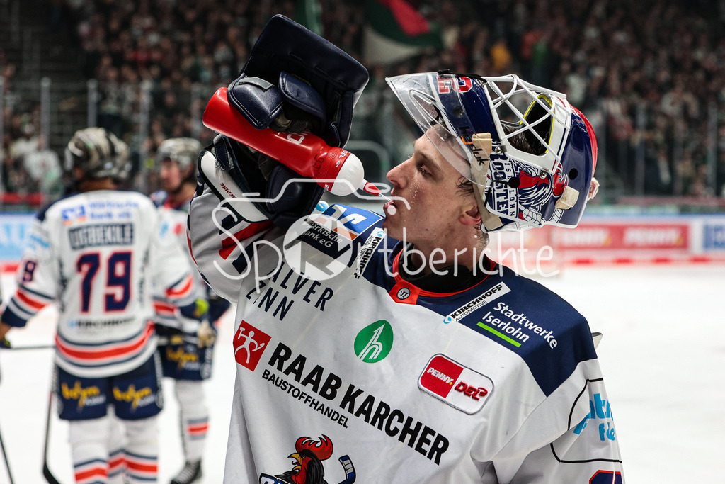 Augsburger Panther - Iserlohn Roosters | Andreas JENIKE (ISR #92) nimmt einen Schluck aus der Flasche