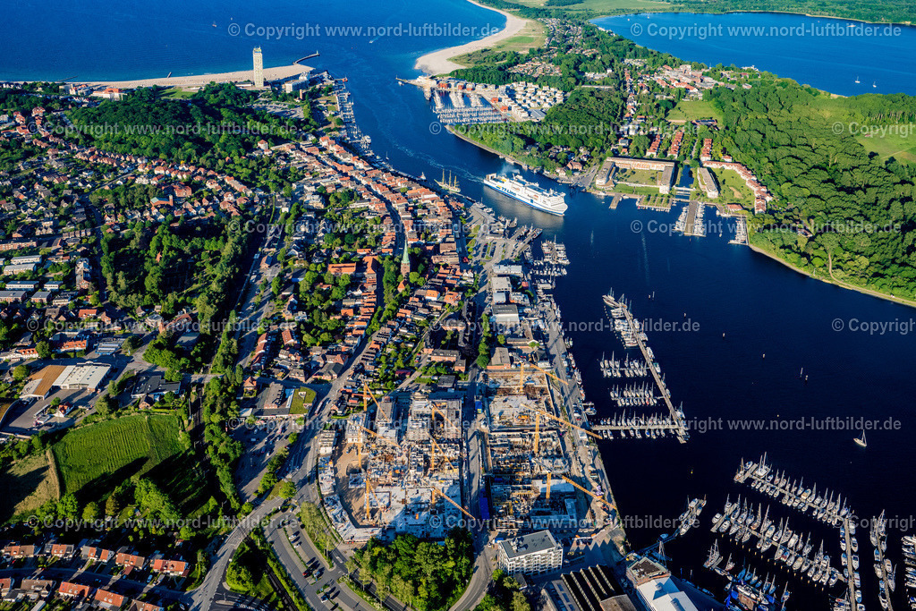 Travemünde_ELS_8330030622 | TRAVEMüNDE 03.06.2022 Ortskern am Uferbereich des Trave - Flussverlaufes in Travemünde im Bundesland Schleswig-Holstein, Deutschland. // Ortskern am Uferbereich des Trave - Flussverlaufes in Travemuende im Bundesland Schleswig-Holstein, Deutschland. Foto: Martin Elsen