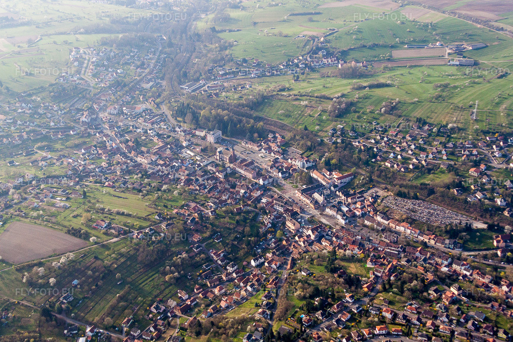 Vue aérienne: Vue des rues et des maisons dans les zones résidentielles à Niederbronn-les-Bains dans le département Bas Rhin, France. Photo: IMG_63718.jpg prise le 30/03/2014 par Werner Riehm/FLY-FOTO.eu – Résolution de l'original: 4752 x 3168 px