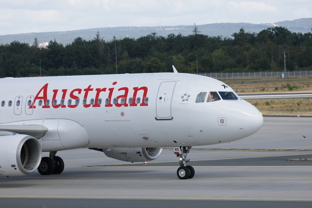 R3B_0037 | Austrian Airlines Flight OS205 (AUA25EC) from Vienna (VIE) to Frankfurt (FRA) after landing on Runway 25R at Frankfurt Airport (EDDF). The Airbus A320-216 is taxiing towards the terminal while passing the popular Northwest Runway spotting location. Aviation photograph by Wolfgang Anderiasch. - Realisiert mit Pictrs.com