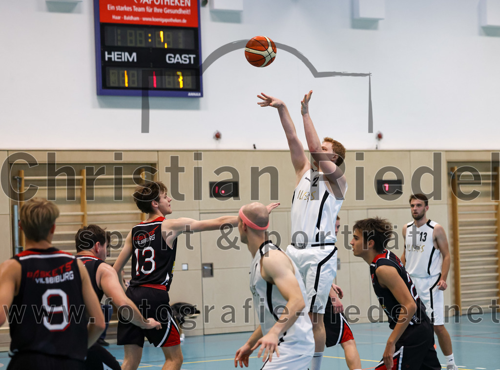 2022-10-16_050_TSV_Vaterstetten_gegen_Baskets_Vilsbiburg_2 | Vaterstetten, Deutschland, 16.10.2022:
Basketball, Bayernliga Herren Südost 2022 / 2023, 1. Spieltag, TSV Vaterstetten gegen Baskets Vilsbiburg 2, Endergebnis: 83:64

D. Esch (Baskets Vilsbiburg, #13), Alain Gales (TSV Vaterstetten, #12)

Foto: Christian Riedel / fotografie-riedel.net