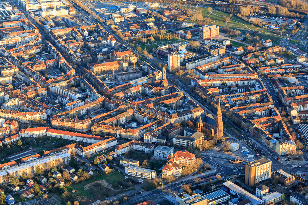 Luftbild: Karl-Wilhelmstraße und Durlacher Allee und Kirche St. Bernhard im Ortsteil Oststadt in Karlsruhe im Bundesland Baden-Württemberg in Deutschland. Foto: IMG_112958.jpg vom 20.03.2019 durch Werner Riehm/FLY-FOTO.de