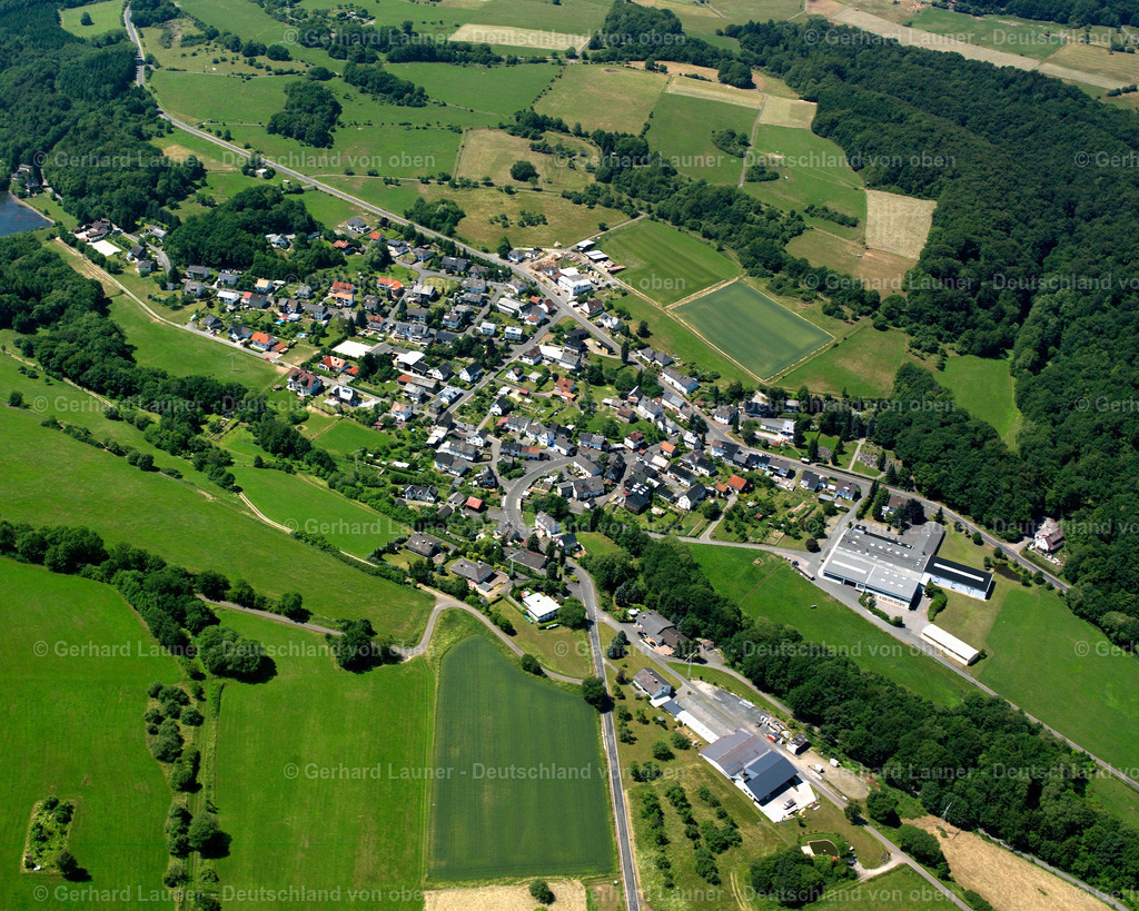 2610707 | GUNTERSDORF 09.06.2006 Von Wald und Forstgebieten umgebener Ortskern der Straßen und Häuser und Wohngebiete in Guntersdorf im Bundesland Hessen, Deutschland // Surrounded by forest and forest areas center of the streets and houses and residential areas in Guntersdorf in the state Hesse, Germany Foto: Gerhard Launer