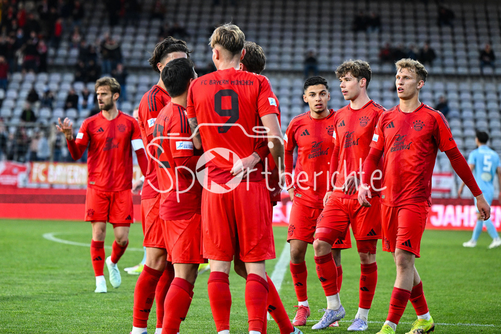 FC Bayern Amateure - Türkgücü München | Jubel der Bayern Amateure nach dem Treffer zum 5-0 durch Samuel UNSOELD (FC Bayern München II #9) / Tor / Torschuetze / Freude / Happy / Regionalliga Bayern: FC Bayern Muenchen II - Tuerkguecue Muenchen, Gruenwalder Stadion am 09.05.2025