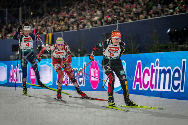 bett1.de WTC Biathlon auf Schalke, 28.12.2025 | Janina Hettich-Walz (Team Deutschland 1) vor Tamara Steiner (Team Österreich) und Lou Jeanmonnot (Team Frankreich) bei der World Team Challenge (bett1.de WTC Biathlon auf Schalke) am 28.12.2025 in der Veltins-Arena in Gelsenkirchen (Deutschland). 